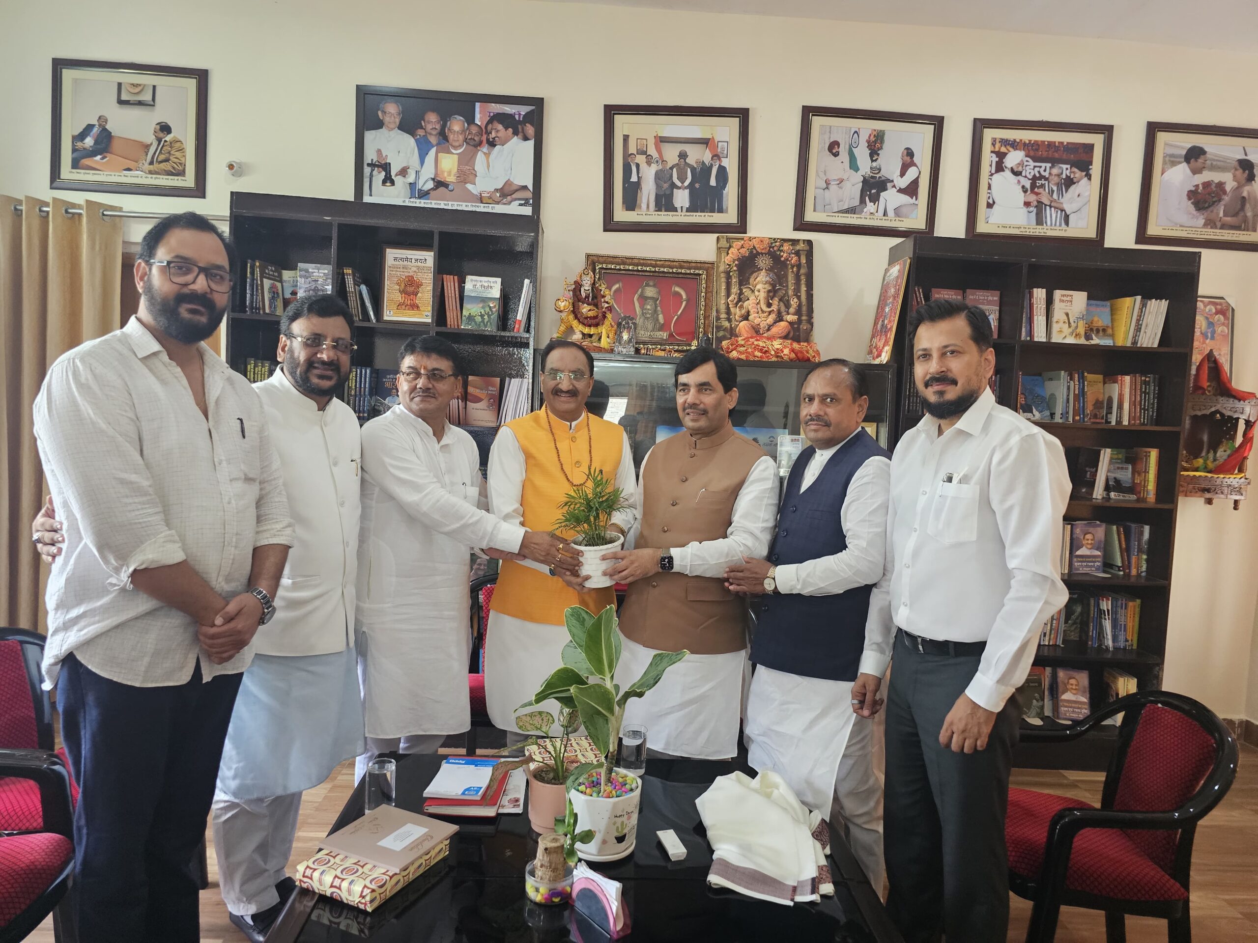 देश के पहले लेखक गाँव पहुँचे शाहनवाज हुसैन, डॉ. निशंक से मुलाकात में ताजा हुईं युवा मोर्चा के दिनों की स्मृतियाँ*