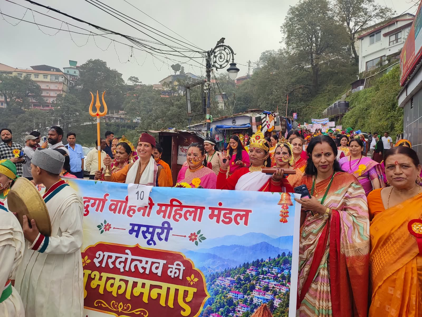 मसूरी में शरदोत्सव का रंगारंग आगाज, लोक संस्कृति के रंग में रंगा गांधी चौक ,डीएम डॉ. आशीष चौहान व पालिकाध्यक्ष मीरा सकलानी ने किया शरदोत्सव-2026 का शुभारंभ
