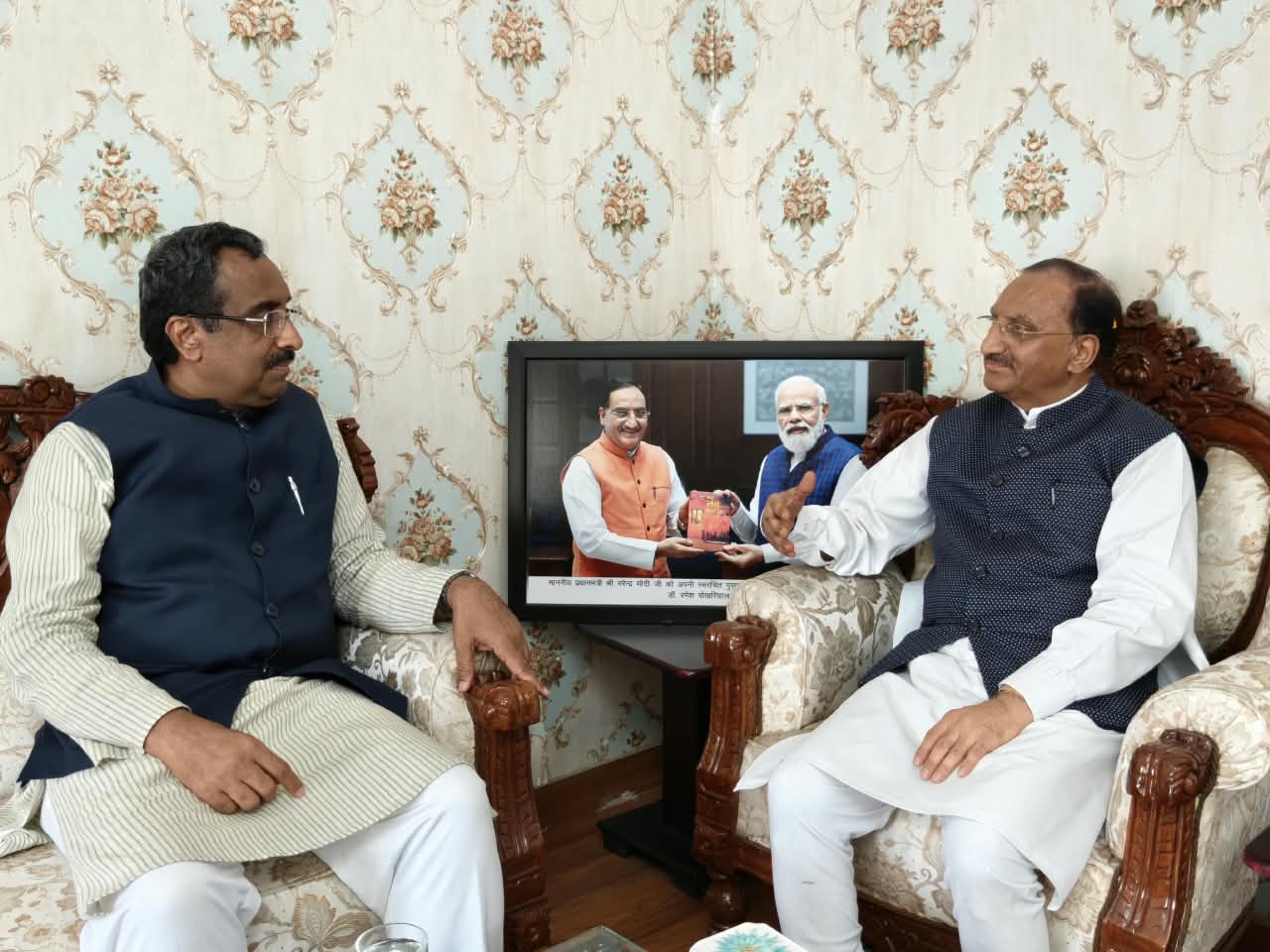 *राम माधव और डॉ. ‘निशंक’ की हुई भेंट*